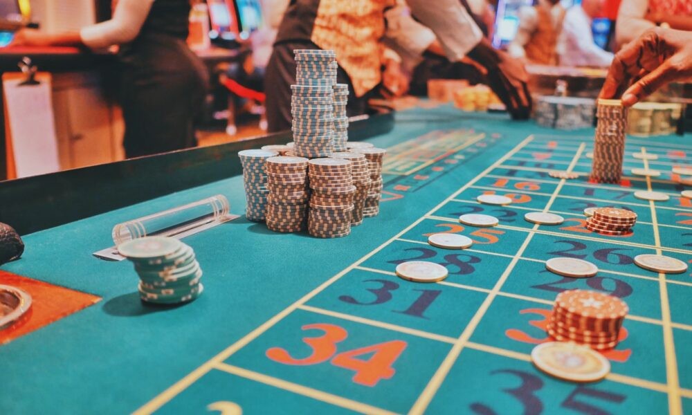 How do multiplier types interact during online slot spins?