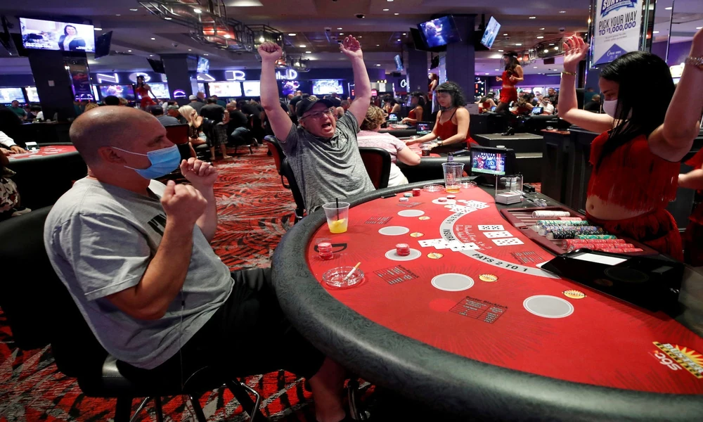 What makes the online casino Caribbean stud progressive prizes unique?